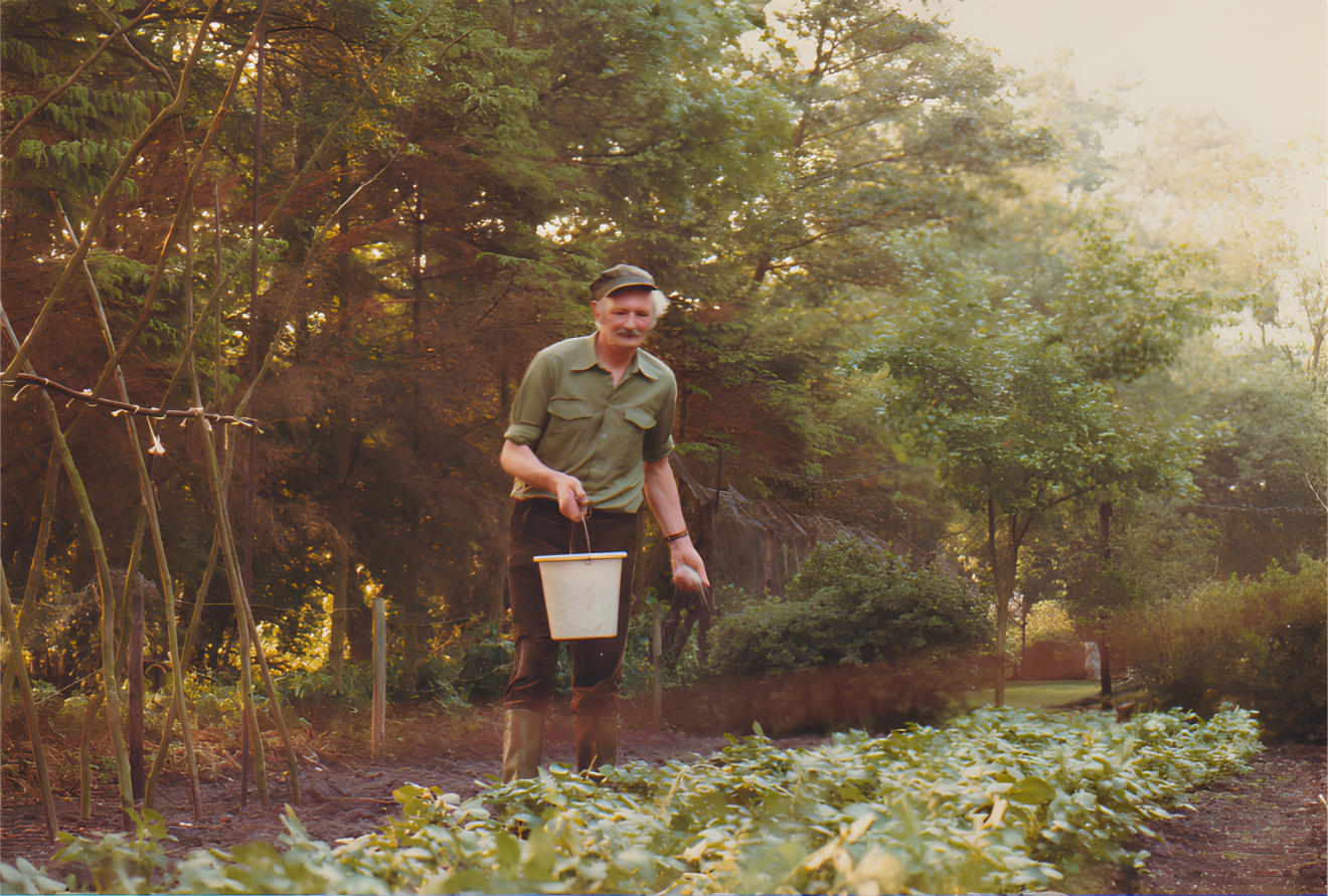 Derk Webbink in zijn moestuin